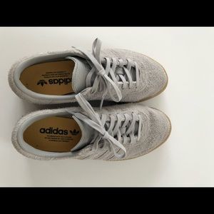 Adidas Samba in gray raw suede